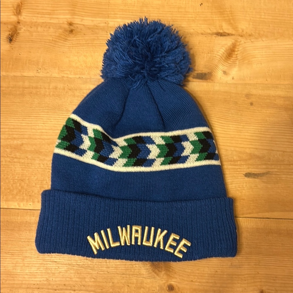 Milwaukee Bucks New Era Knit Pom Beanie